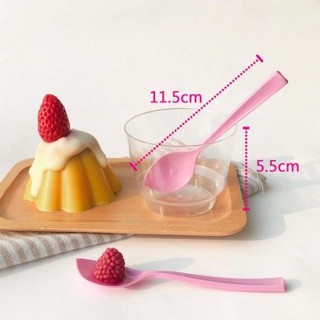 葉っぱ型スプーンと高さ5.5cmのプリンカップ