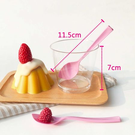 葉っぱ型スプーンと高さ7cmのプリンカップ