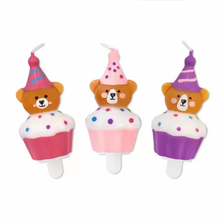 Bougie de fête Muffin Bear - Bougie en forme d'ours pour gâteau avec une base de cupcake distinctive, accompagnée d'un ours en peluche portant un chapeau d'anniversaire, adaptée aux gâteaux d'anniversaire. Disponible en envoi par lot de 12 boîtes chacune.