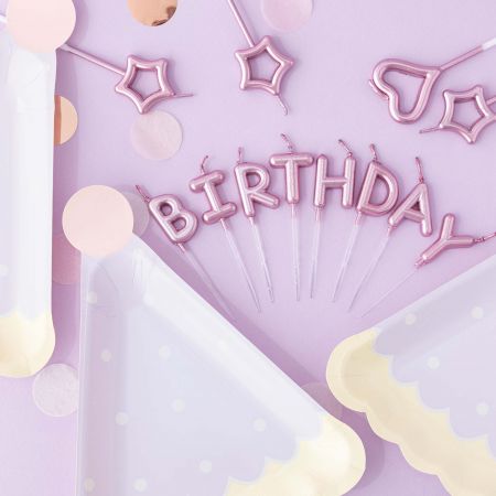 Talerz papierowy w kształcie kapelusza imprezowego i świeczka urodzinowa
