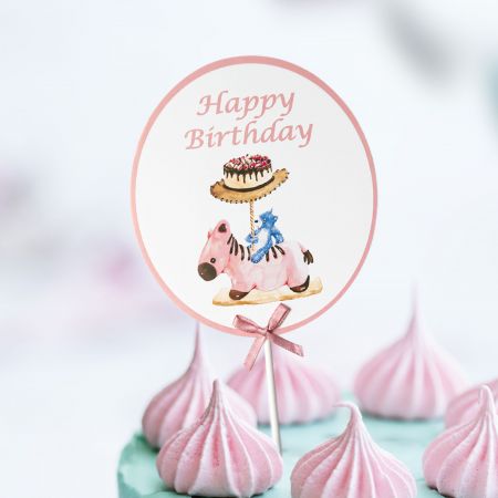 サーカステーマのケーキカード - ケーキのカードには回転する木馬のかわいいデザインが印刷されており、楽しげで、子供の誕生日のお祝いにぴったりです。