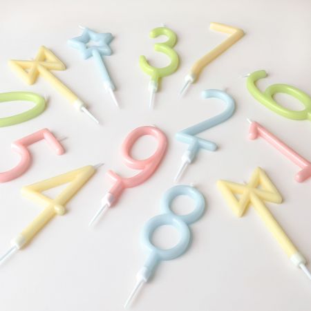カラフルな数字キャンドル - この数字キャンドルは大人向けのシンプルなデザインで、成熟したディテール感を引き出しています。誕生日パーティー、記念日、またはデリケートなデザートの展示に適しており、ケーキを軽やかに飾りつつ目立たず、祝賀の場に落ち着いた質感を加えます。※装飾用のみで、食べないでください。