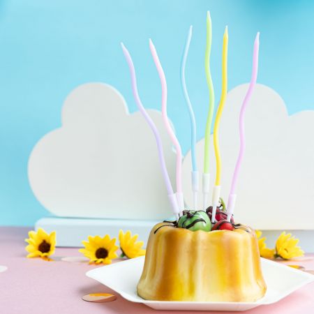 Nến hình xoắn - Ngọn nến hình xoắn màu sắc làm cho bánh sinh nhật thêm sáng tạo.
