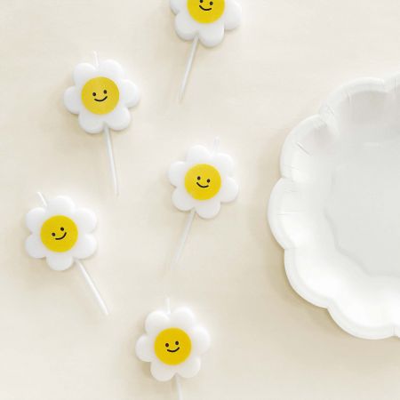 Vela em forma de margarida para bolo com prato de bolo de flores