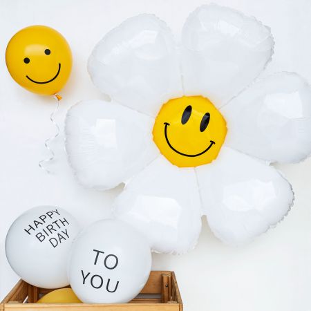 可愛小雛菊慶生組 - 可愛的慶生組合包含一朵帶著微笑的小雛菊氣球、兩個白色祝福氣球、以及三個黃色笑臉氣球。