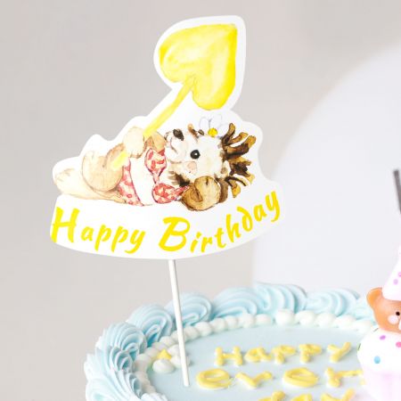 작은 사자 패턴 생일 카드 - 작은 사자 패턴의 케이크 카드는 연한 노랑색을 주제로 하며, 생일 케이크에 꽂아 케이크를 더 다채롭게 만듭니다.