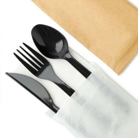 紙製の4in1耐熱ナイフフォークスプーンセット(予約受付中) - 紙袋に包装された4in1カトラリーセットで、16cmのPPスプーン、16cmのPPフォーク、17cmの耐熱プラスチックナイフ、そしてナプキンが1枚入っています。1箱に500セット入っています。