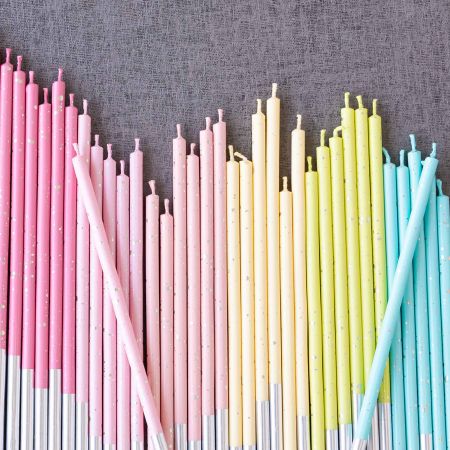Party Pastel Long Candle - The slender cake candle is sprinkled with golden flakes on its surface, perfect for lighting up cakes at parties and adding a festive atmosphere.