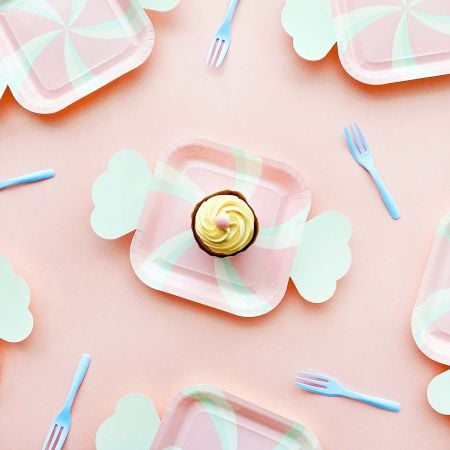Đĩa bánh hình kẹo dễ thương và nĩa bánh - Đĩa giấy kẹo dễ thương là không thể thiếu trong các bữa tiệc sinh nhật của trẻ em và các cô gái. Khi đĩa kẹo đi kèm với nĩa bánh màu xanh lá cây, chúng ta như đang ở trong một thế giới kẹo.