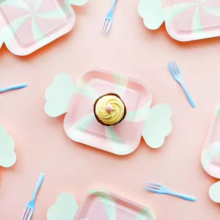 Cute Candy-Shaped Cake Plate And Fork - The cute candy paper plate is indispensable at kids and girls' birthday parties. When the candy plate goes with the cotton candy blue-colored cake fork, we as in a candy world.