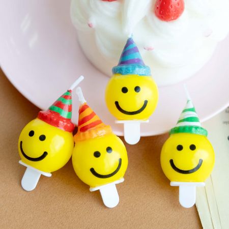 Lächelgesicht-Kerze mit Hut - Die Lächelgesicht-Partykerze ist eine niedliche Kuchendekoration. Lassen Sie uns diese Partykerze verwenden, um eine unvergessliche Geburtstagsfeier zu veranstalten.