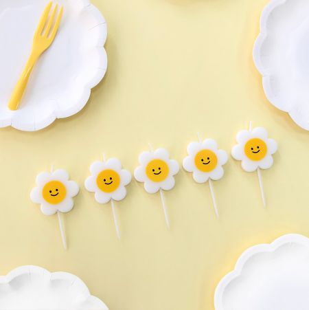 Sonnenblumenförmige Partykerze und Blumenförmige Kuchenplatte
