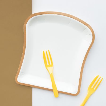 Prato de Papel com Formato de Torrada e Garfo de Bolo Amarelo