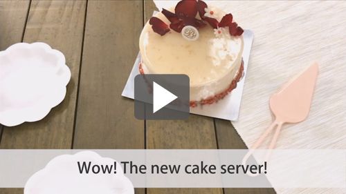 Verwenden Sie den perfekten Tortenheber, um die Torte zu schneiden!