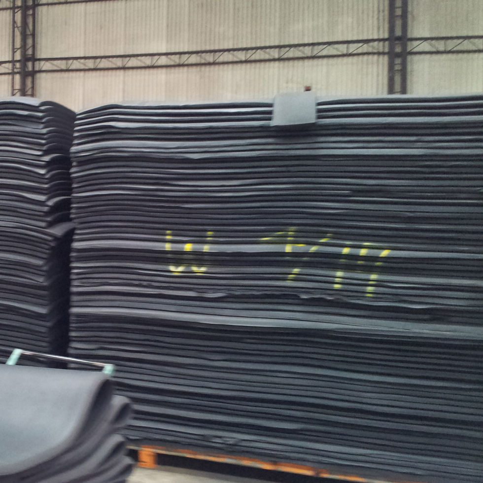 Hojas de neopreno listas para ser divididas y laminadas.
