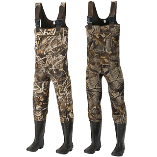 Dos waders de camuflaje de cuerpo completo con botas de goma integradas y correas estilo tirantes, dispuestos planos para exhibición.