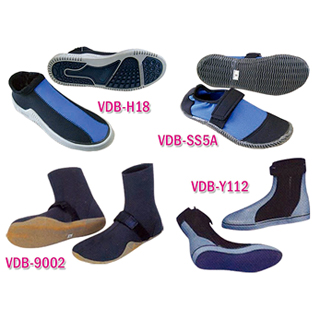 Quatre paires de bottes en caoutchouc néoprène vulcanisé pour les sports nautiques et l'utilisation en extérieur