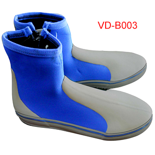 Une paire de bottes de surf en néoprène à coupe courte, en bleu et gris, avec fermeture éclair.