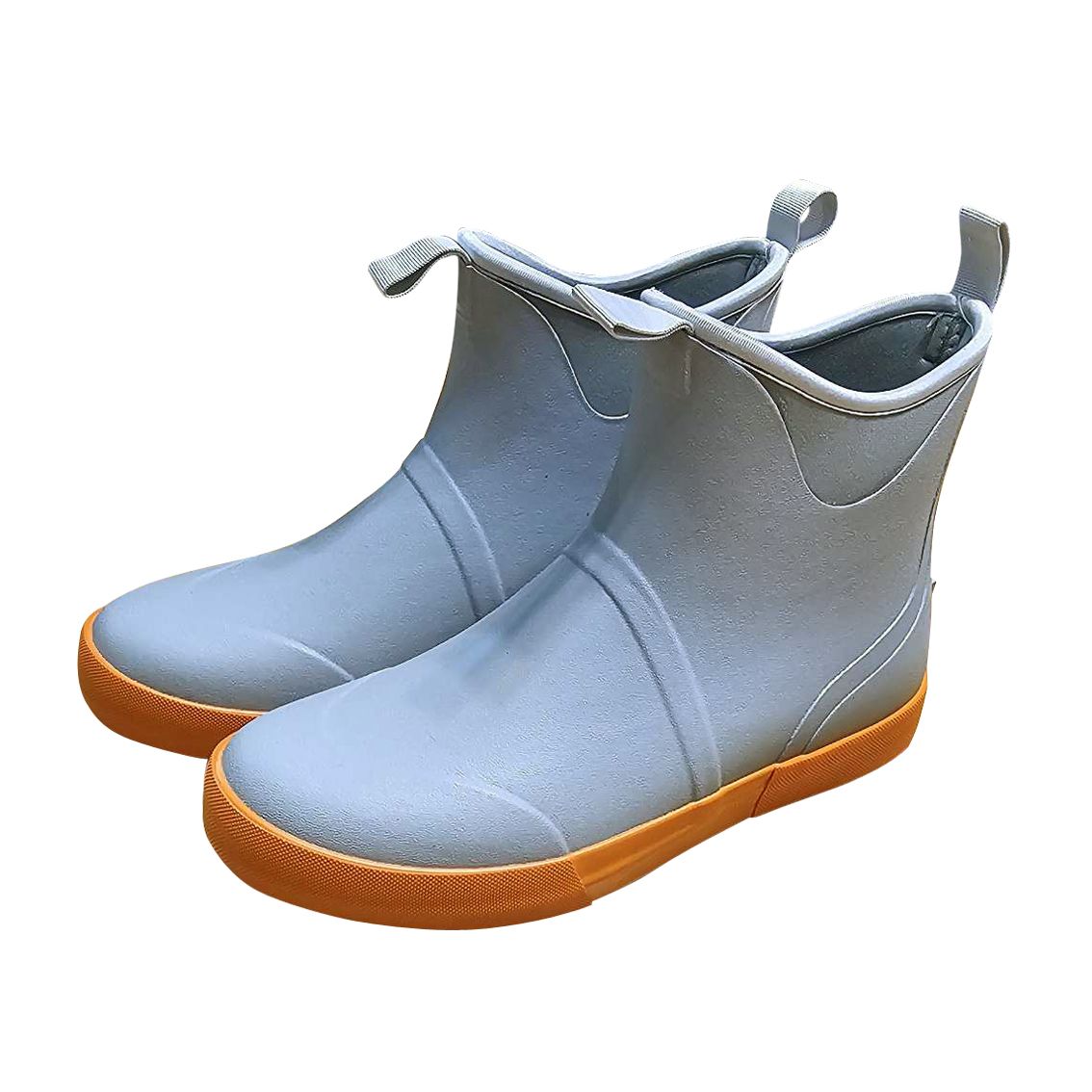 Une paire de bottes de navigation en caoutchouc à coupe courte et imperméables avec des semelles antidérapantes.