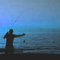 Una persona pescando en un río mientras usa waders de pecho, fotografiada desde atrás.