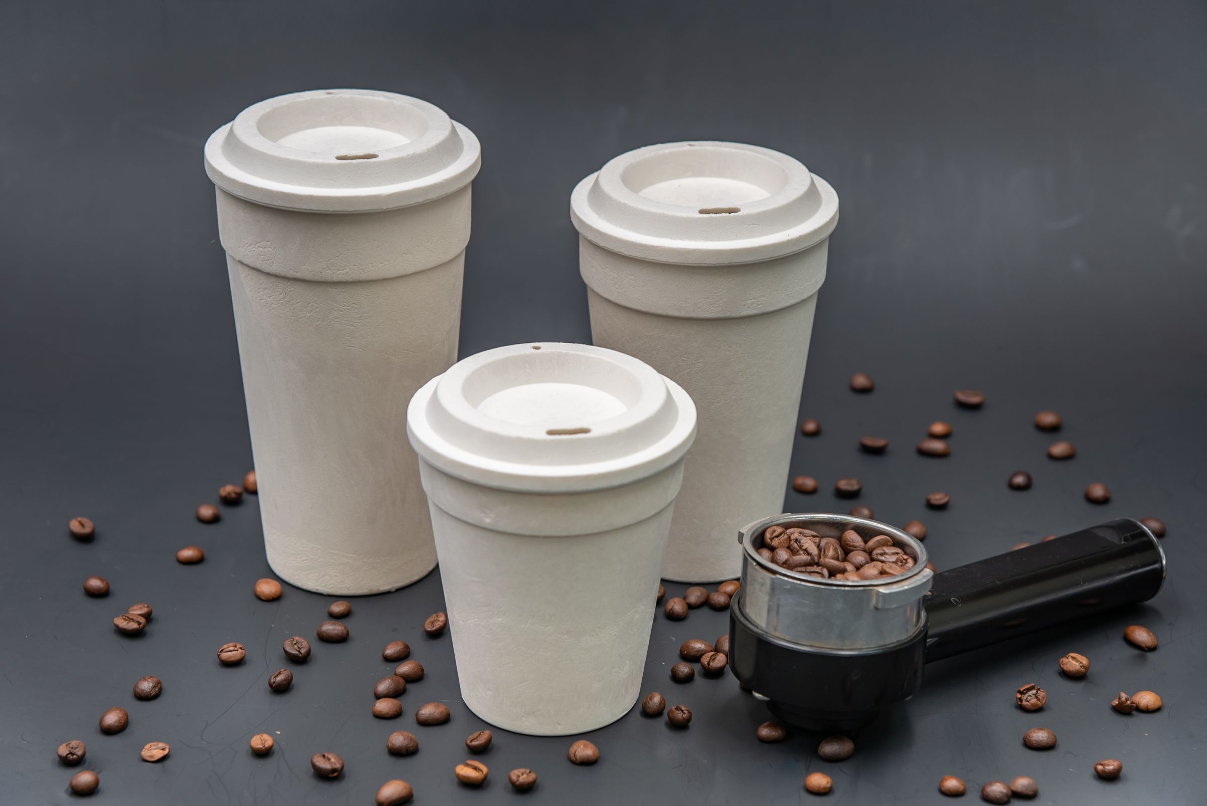 El café para llevar y los vasos desechables ecológicos