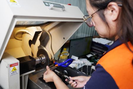 Macchina automatica di taglio metallografico