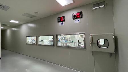 تتحكم غرف التنظيف الصفية 10k/1k لدينا بدقة في العوامل التي قد تؤثر على الإنتاج، بما في ذلك الرطوبة ودرجة الحرارة والبيئة.