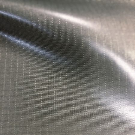 Tissu laminé double face en TPU Ripstop en nylon 6. - Tissu laminé double face en TPU Ripstop 210 deniers en nylon 6 100%.