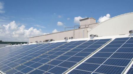 Hệ thống tấm năng lượng mặt trời lắp trên mái nhà.