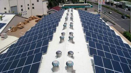 Hệ thống tấm năng lượng mặt trời lắp trên mái nhà.