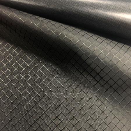 100% 尼龍40D TPU菱形貼合布料 - 100% 尼龍40D TPU菱形貼合布料。