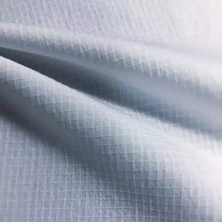 Tissu en nylon ripstop extensible dans les 4 sens, confortable et résistant à l'eau. - Tissu en nylon ripstop 70 deniers extensible dans les 4 sens, confortable et résistant à l'eau.