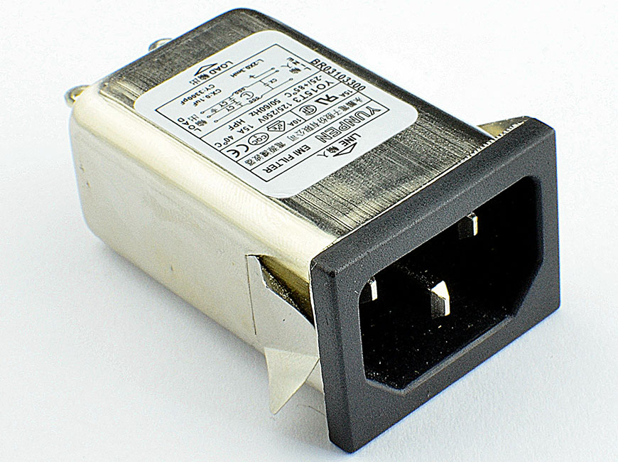 Solder lug terminal and snap-in horizontally YO-T1-BR integrates an IEC inlet type C14 and filter with noise suppression in a slim form factor.