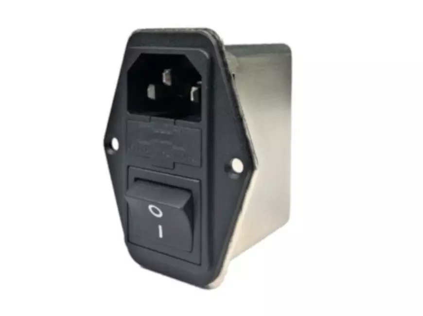 全新電源崁入型濾波器,體積小巧,左右螺絲組裝結構。 三合一設計,帶有 IEC 入口、帶單保險絲座的電源濾波器和 2 極翹板開關。