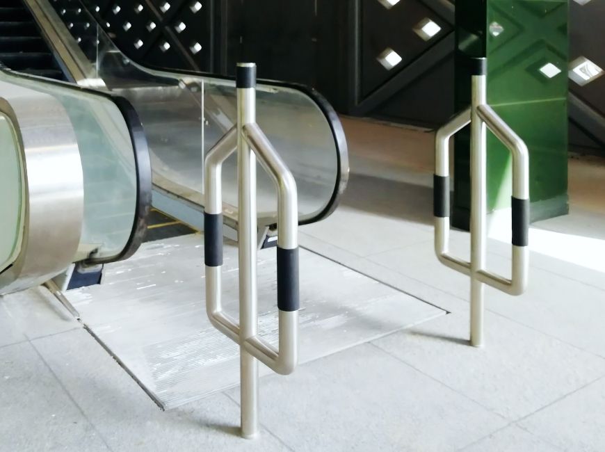 Exemplo de corrimãos de aço inoxidável feitos sob medida usados no projeto da estação de trem de alta velocidade em Meca