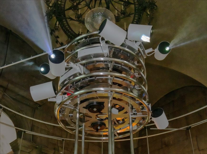 Die Installation des Projektionsturms besteht aus Edelstahl-Rundrohrbeschlägen