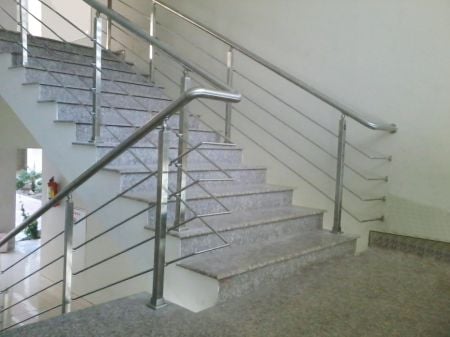 Corrimão de Escada na Universidade Sukkur IBA - Corrimão redondo de aço inoxidável combina com postes quadrados
