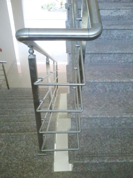 Barandilla de Escalera en la Universidad IBA de Sukkur, Barandilla redonda  de acero inoxidable que combina con postes cuadrados / Fabricante de  sistemas de barandillas para escaleras en Taiwán