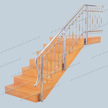 Treppe mit zwei kurzen Schwenkrohren und einem langen Schwenkrohr mit Titanbeschichtung