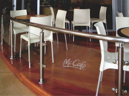 コーヒーショップデザイン用のステンレス製手すり - ドミニカ空港カフェでのステンレススチール製ガラスクリップの設置