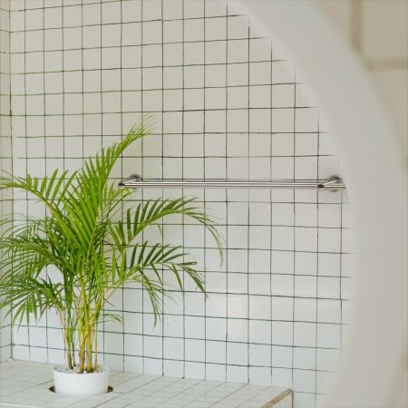 Installation du porte-serviettes en acier inoxydable pour salle de bain