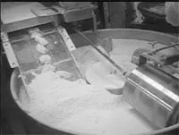 ロータリータイプのパン粉マシン