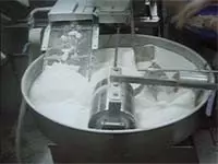 ロータリータイプのパン粉マシン