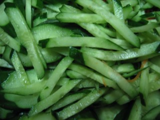 两头都有留绿黄瓜皮,适用凉面上的黄瓜