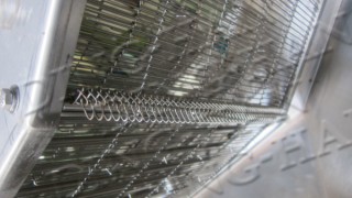 기름 찌꺼기 스크레이퍼 장착.