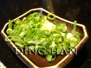 Нарезанный зеленый лук.