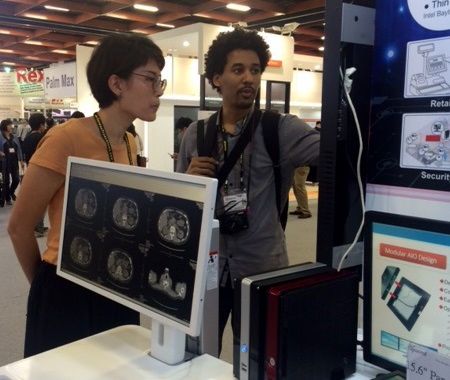 הדגמה של המוניטור הרפואי של החברה ב-Computex