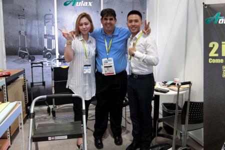 Customer is satisfied with partnership and promised to visit factory.