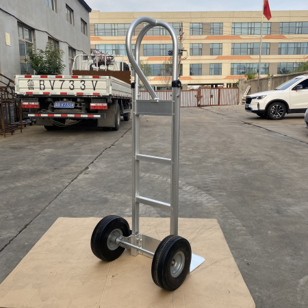High load capacity and extension toe plate can carry heavy and large goods, satisfy the needs of professionals.