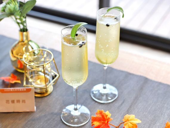 High-Volume Sparkling & Tea Applications for Beverage Chains - Evolving Taste: New Ideas in Fruit and Tea Beverages 1 Sparkling & Tea